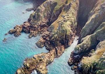 Explore La Cotte à la Chèvre