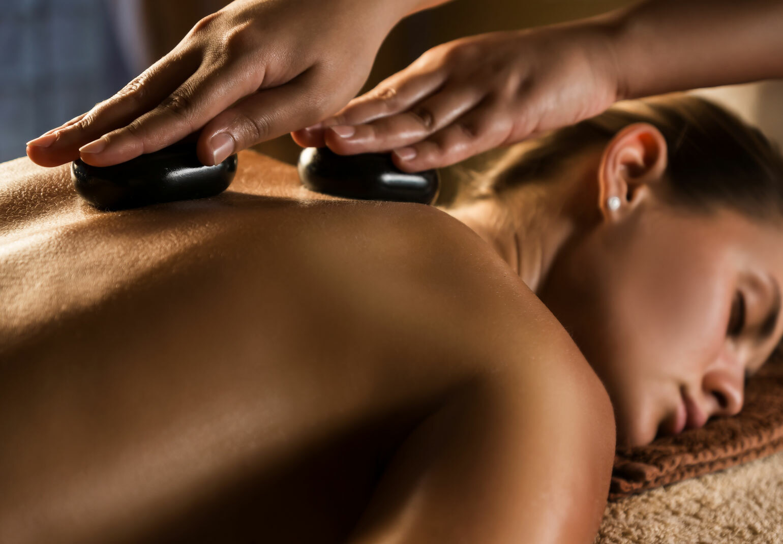 Cheias de Charme 50% off Deluxe Hot Stone Massage