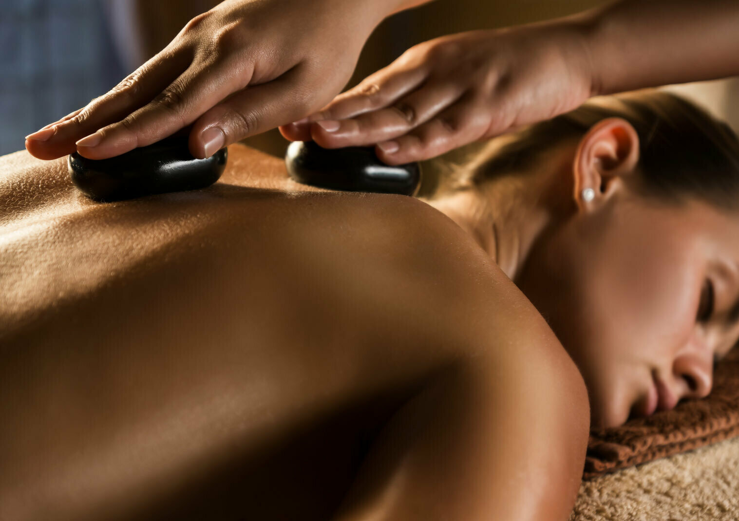 Cheias de Charme 50% off Deluxe Hot Stone Massage
