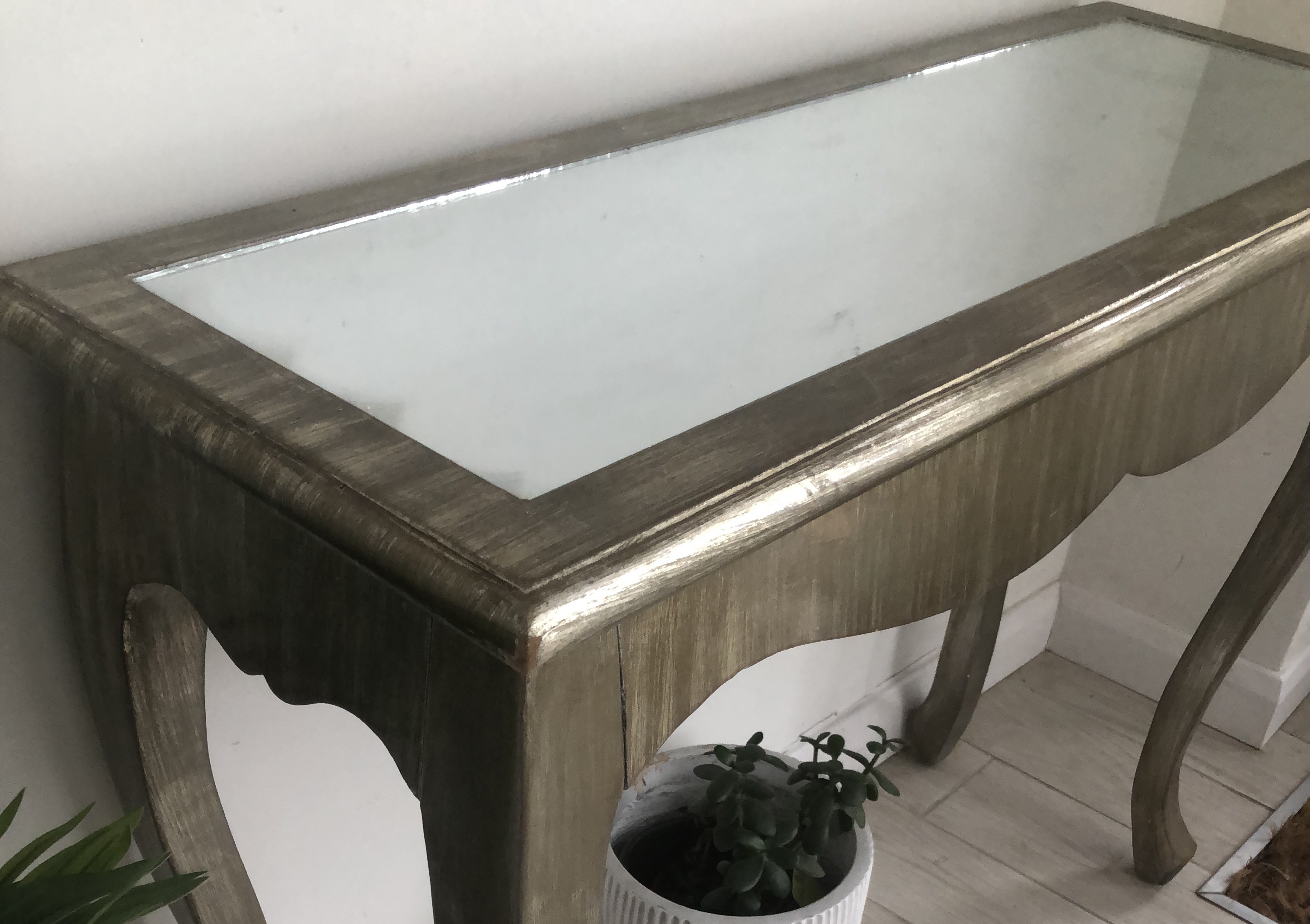 Vintage classic colonial console table in antique gold finish with